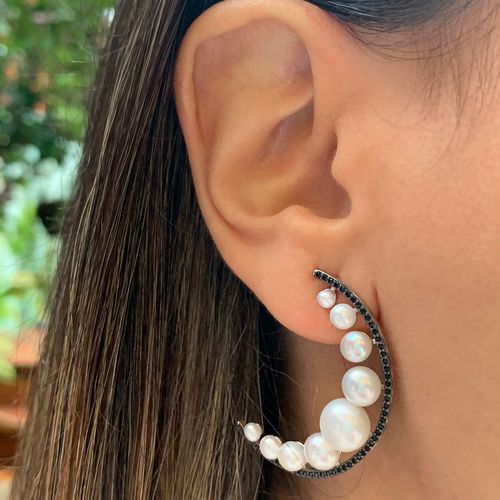 Brinco perola zirconia negra meia lua