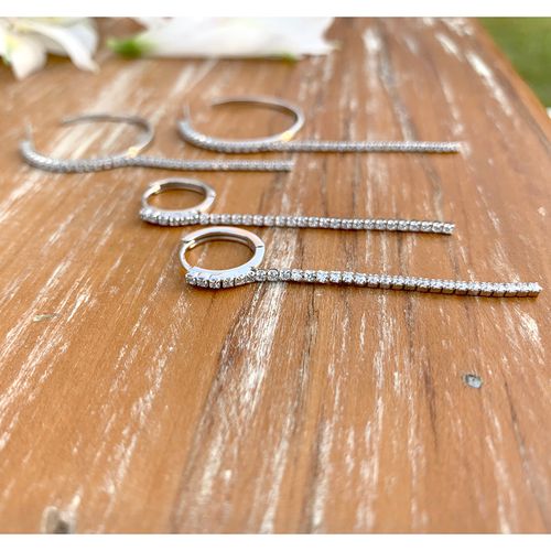 Brinco zirconia branca argola media pendulo 1 linha