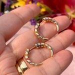 Brinco Chifre Italiano Cravejado de Zircônias Coloridas Banho de Ouro 18K
