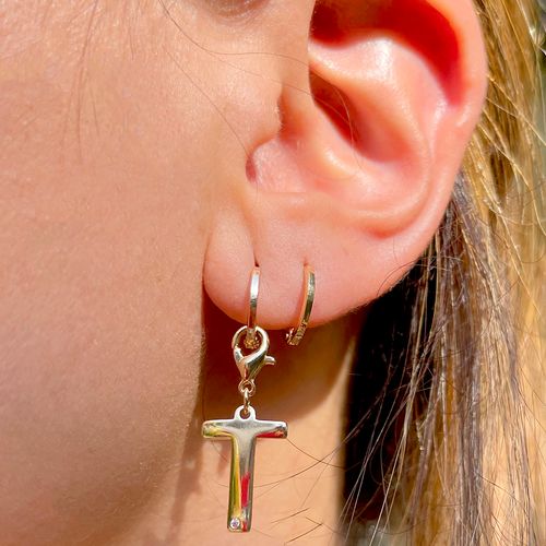 Brinco zirconia branca argola letra t (promoção 50%)