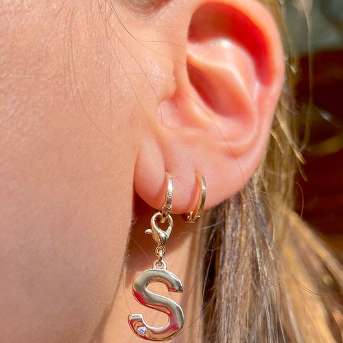 Brinco Zirconia Branca Argola Letra S Semijoia (promoção 50%)