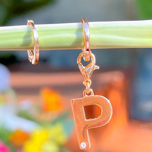 Brinco de Argola Letra P Zircônia Branca Banho de Ouro 18K (promoção 50%)