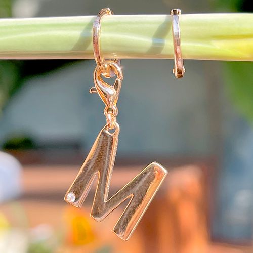 Brinco de Argola Letra M Zircônia Branca Banho de Ouro 18K