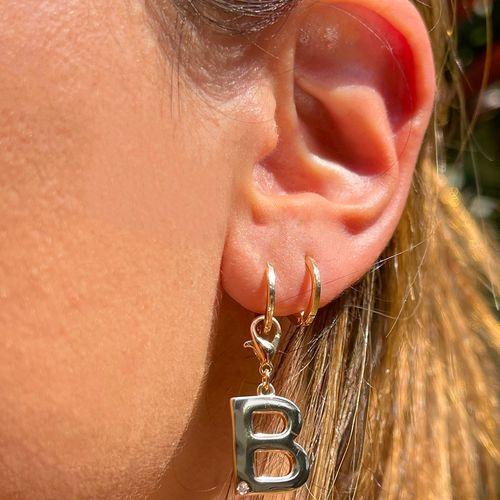 Brinco zirconia branca argola letra b (promoção 50%)
