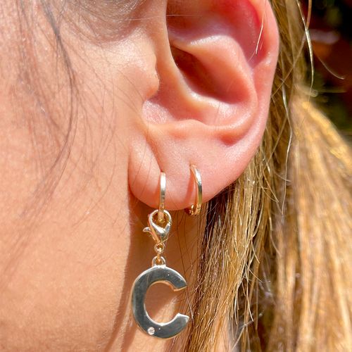 Brinco zirconia branca argola letra c (promoção 50%)