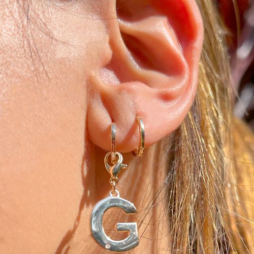 Brinco zirconia branca argola letra g (promoção 50%)