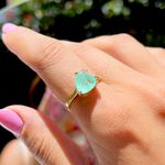 Anel-Triangulo-Fusion-Esmeralda-Colombiana-Banho-de-Ouro-18K