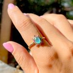 Anel-Oval-Cravejado-Fusion-Esmeralda-Colombiana-Banho-de-Ouro-18K