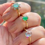 Anel-Oval-Cravejado-Cristal-Esmeralda-Banho-de-Ouro-18K-