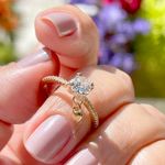 Anel-Solitario-Coracao-Pendurado-Zirconia-Branca-Banho-de-Ouro-18K-