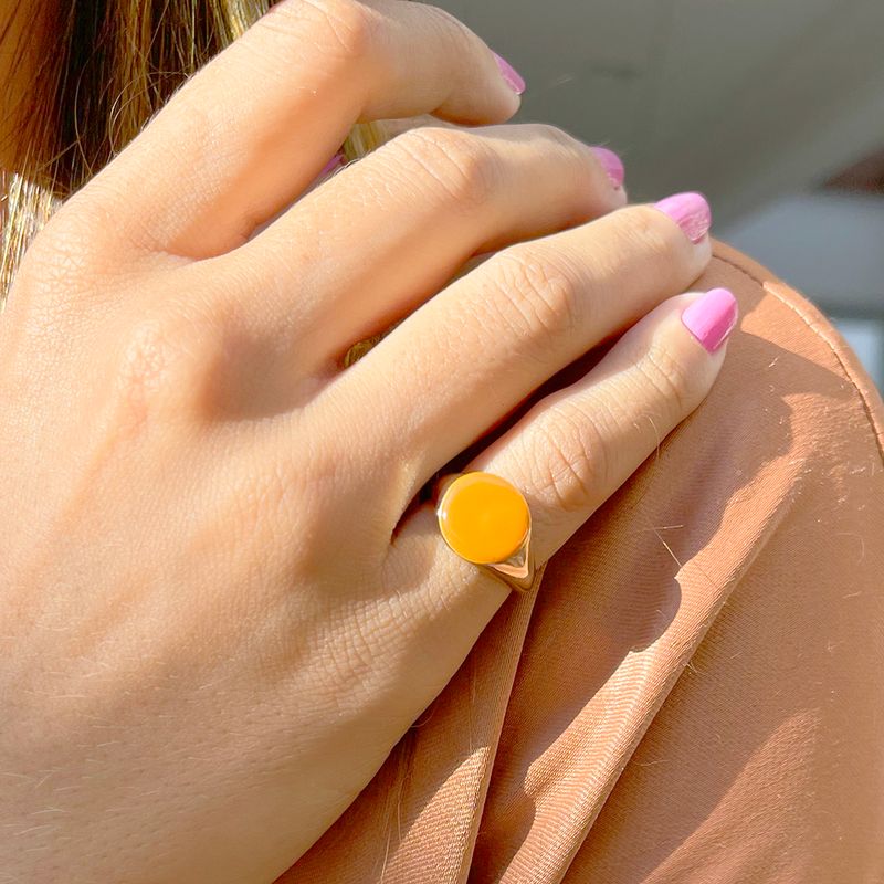 Anel-de-Dedinho-Resina-Redondo-Laranja-Banho-de-Ouro-18K
