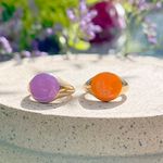 Anel-de-Dedinho-Resina-Redondo-Laranja-Banho-de-Ouro-18K