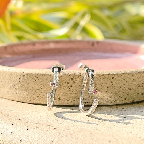 Brinco Aberto Zircônia Vermelha Prata 925