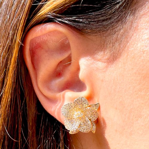 Brinco zirconia branca flor cravejada