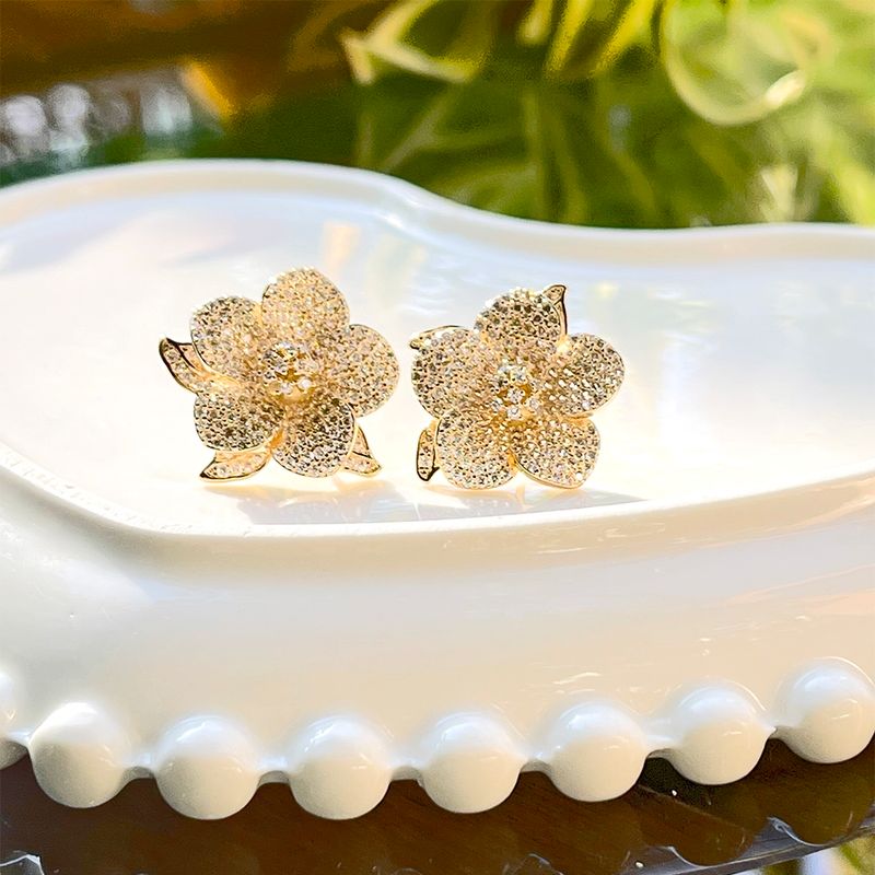 BRINCO-ZIRCONIA-BRANCA-FLOR-CRAVEJADA