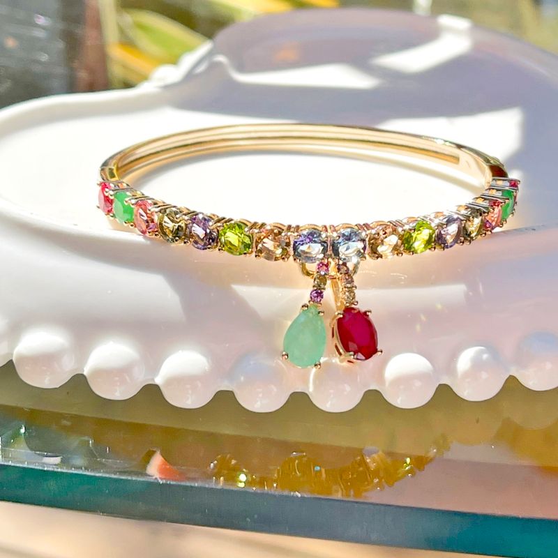 BRACELETE-FUSION-ESMERALDA-COLOMBIANA-FUSION-RUBI-CRISTAL-PERIDOTO-CRAVEJADO-COM-PINGENTES-PENDURADOS
