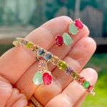 BRACELETE-FUSION-ESMERALDA-COLOMBIANA-FUSION-RUBI-CRISTAL-PERIDOTO-CRAVEJADO-COM-PINGENTES-PENDURADOS