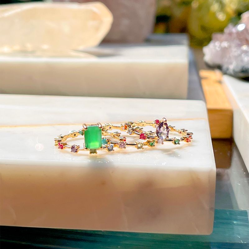 Anel-Cravejado-Gota-Retangulo-Cristal-Esmeralda-Banho-de-Ouro-18K