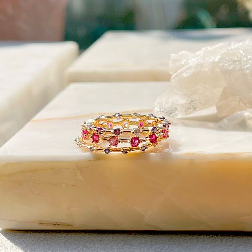 Anel Cravejado Trio Cristal Turmalina Rosa Banho de Ouro 18K aro19