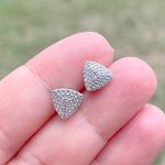 Brinco-Triangulo-Cravejado-Zirconia-Branca-Prata-925