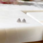 Brinco-Cravejado-Triangulo-Zirconia-Branca-Prata-925