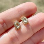 Brinco-Retangulo-Pequeno-Cristal-Ametista-Verde-Zirconia-Branca-Banho-de-Ouro-18K