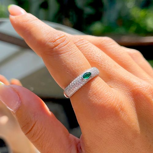 Anel Fusion Esmeralda Oval Com Cravação Pavê aro 17