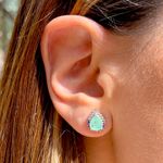 Brinco-Fusion-Esmeralda-Colombiana-Gota-Com-Cravacao-em-Garras-Prata-925