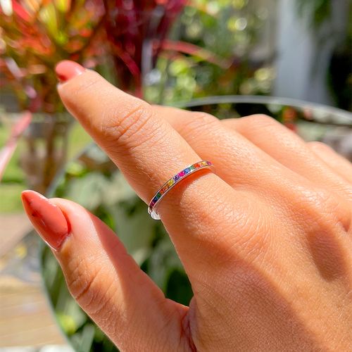 Anel zircônia colorida fininha cravejada trilho prata 925 aro 19