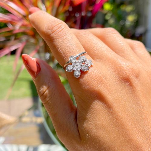 Anel zircônia branca flor inteira com cravação de garra prata 925 aro 14