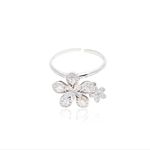 Anel-Zirconia-Branca-Flor-Inteira-Com-Cravacao-de-Garra-Prata-925