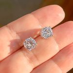 Brinco-Ponto-de-Luz-Zirconia-Branca-Cravacao-com-Garras-Prata-925