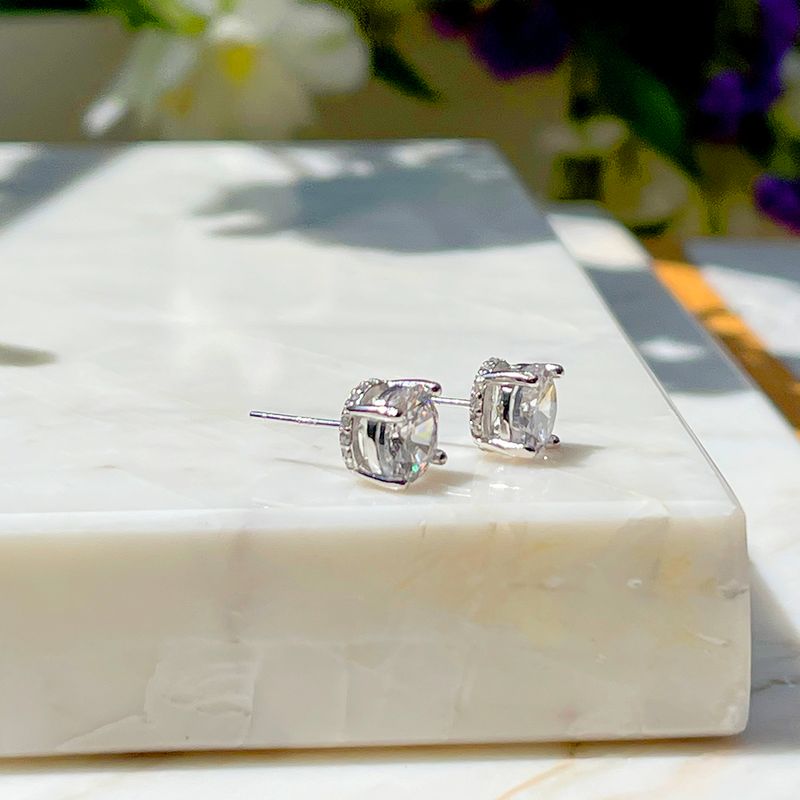 Brinco-Ponto-de-Luz-Zirconia-Branca-Cravacao-com-Garras-Prata-925