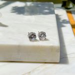 Brinco-Ponto-de-Luz-Zirconia-Branca-Cravacao-com-Garras-Prata-925