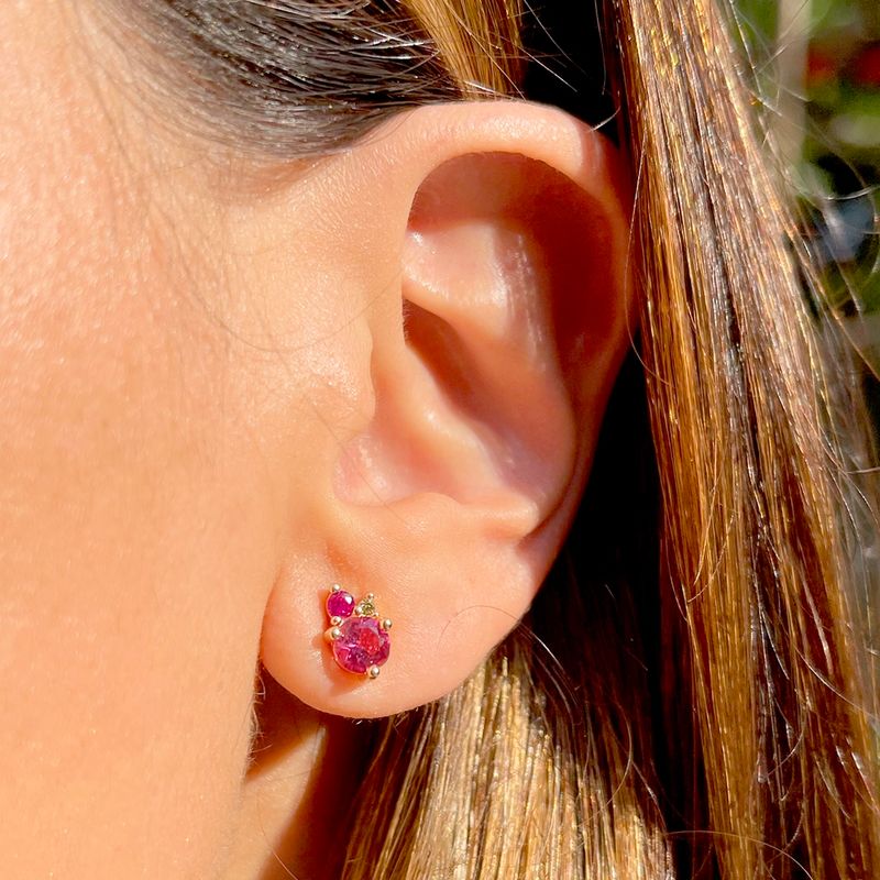 Brinco-Cravejado-Cristal-Turmalina-Rosa-Cravacao-em-Garra-Banho-de-Ouro-18K-