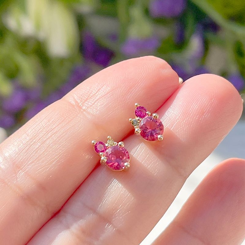 Brinco-Cravejado-Cristal-Turmalina-Rosa-Cravacao-em-Garra-Banho-de-Ouro-18K-