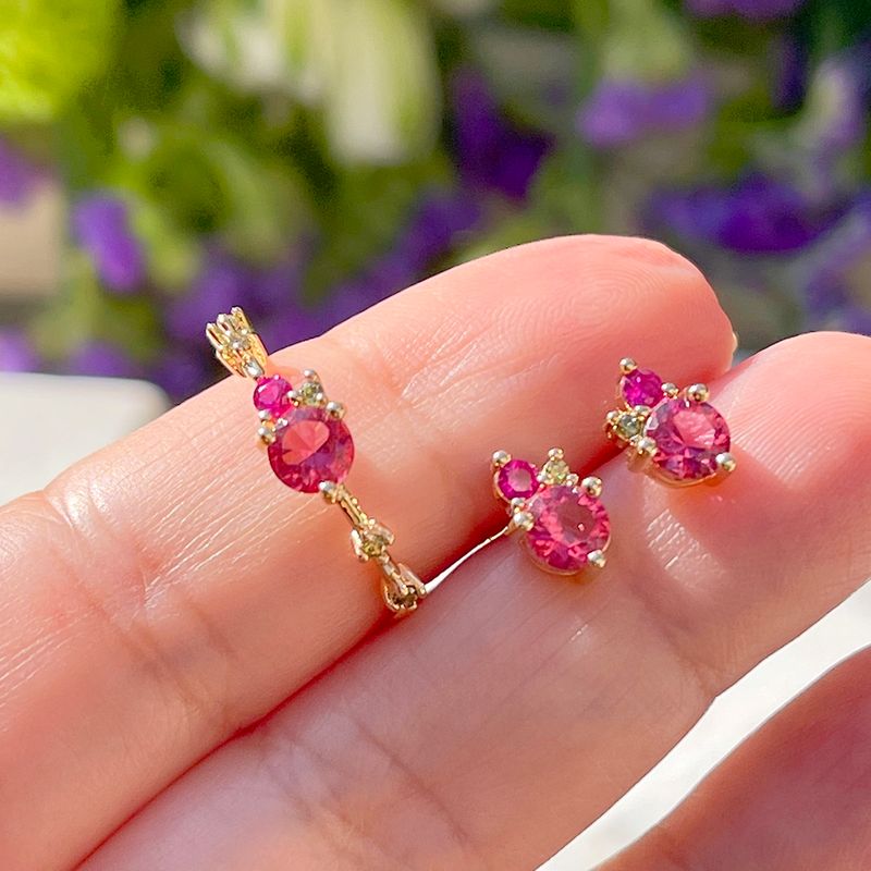 Brinco-Cravejado-Cristal-Turmalina-Rosa-Cravacao-em-Garra-Banho-de-Ouro-18K-