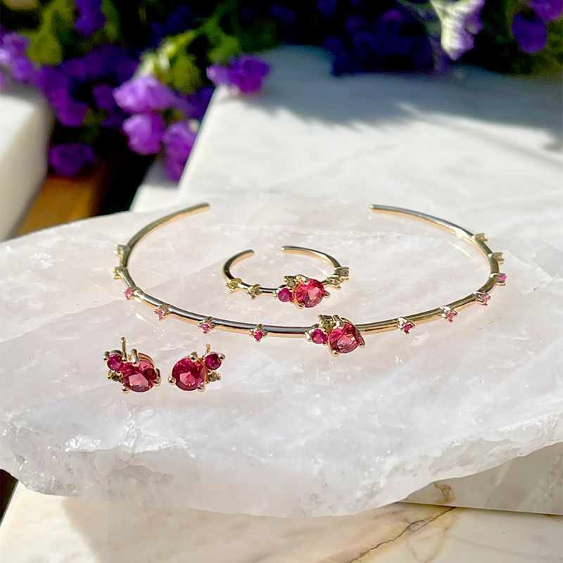 Brinco-Cravejado-Cristal-Turmalina-Rosa-Cravacao-em-Garra-Banho-de-Ouro-18K-