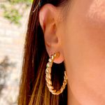 Brinco-Argola-Entrelacada-Lisa-Banho-de-Ouro-18K