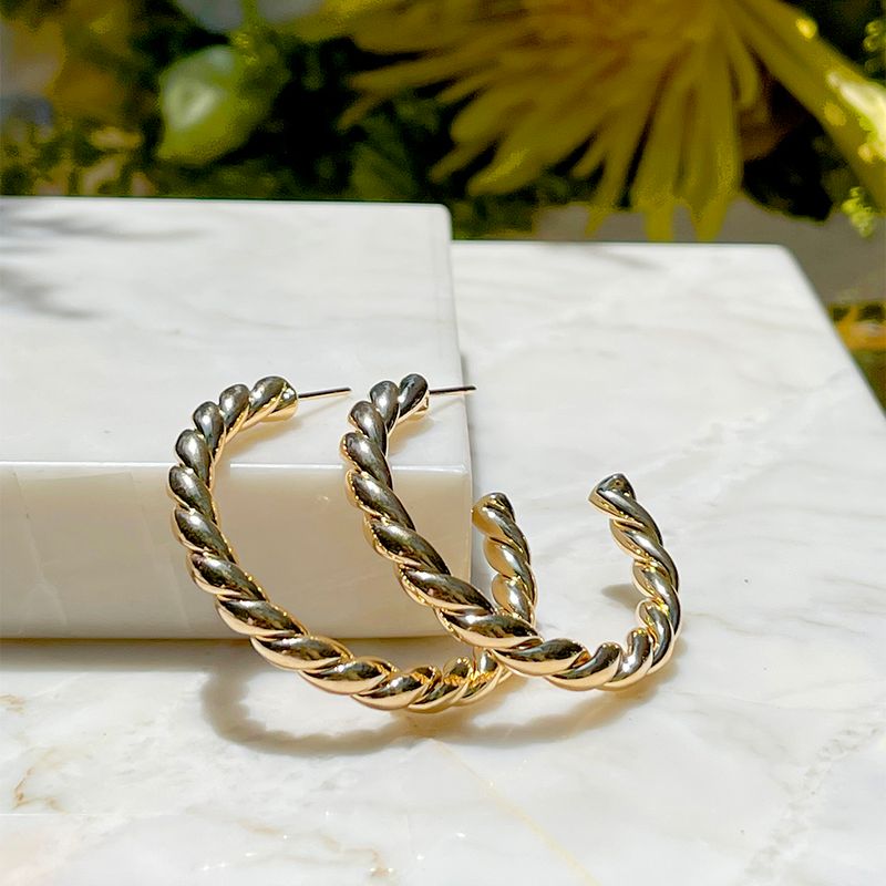 Brinco-Argola-Entrelacada-Lisa-Banho-de-Ouro-18K