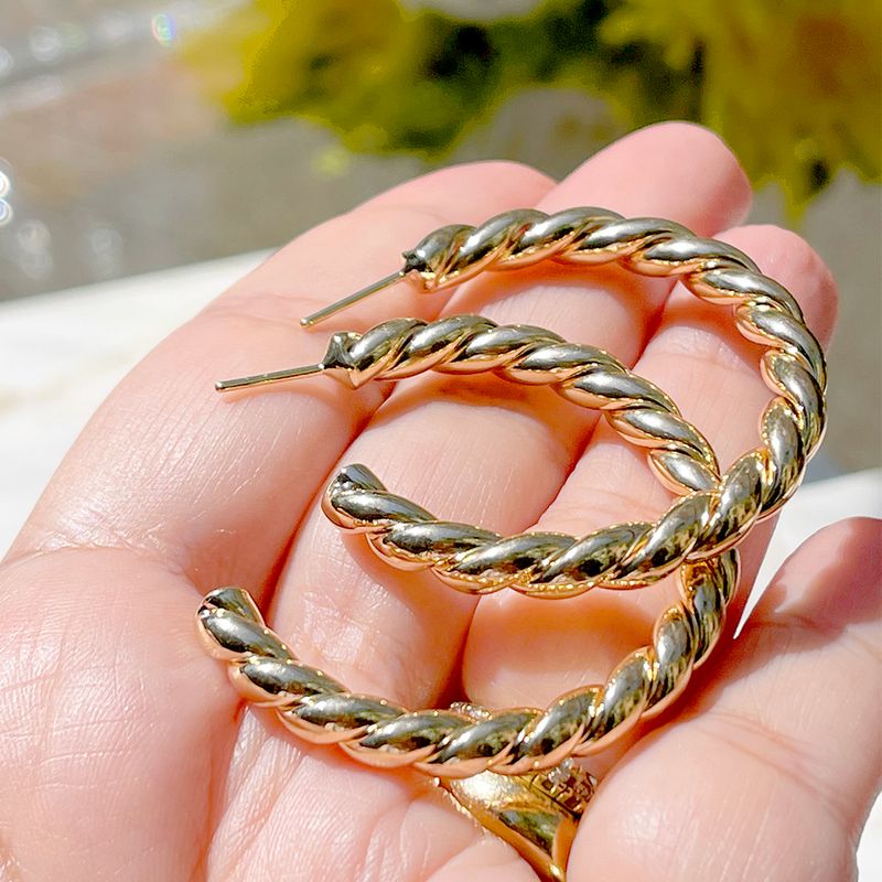 Brinco-Argola-Entrelacada-Lisa-Banho-de-Ouro-18K
