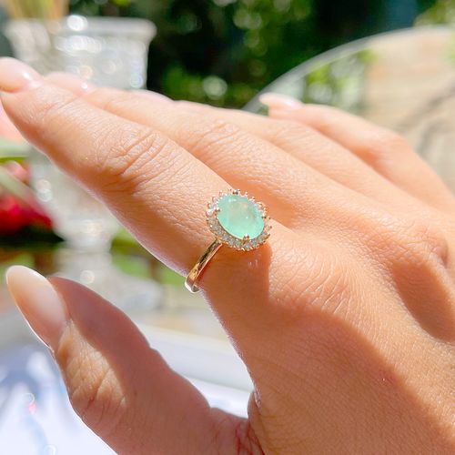 Anel Oval Fusion Esmeralda Colombiana Cravejado em Garras Banho de Ouro 18K aro 19