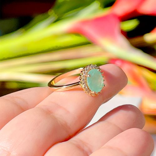 Anel Oval Fusion Esmeralda Colombiana Cravejado em Garras Banho de Ouro 18K aro 19