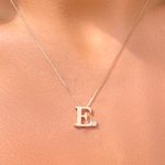 Colar-letra-e-zirconia-branca-banho-de-ouro-18k