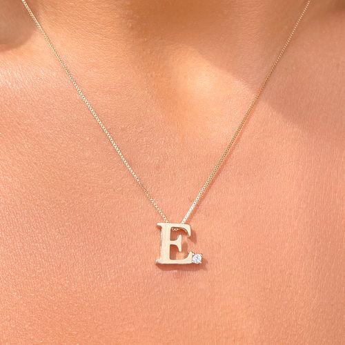 Colar letra e zircônia branca banho de ouro 18k
