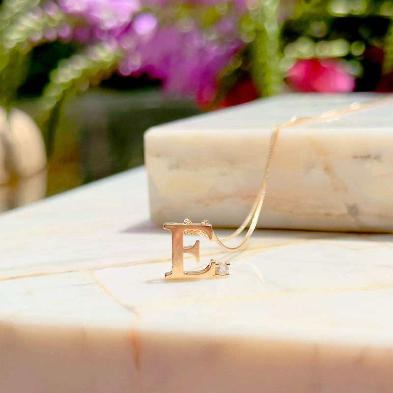 Colar-letra-e-zirconia-branca-banho-de-ouro-18k