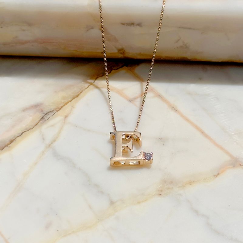 Colar-letra-e-zirconia-branca-banho-de-ouro-18k