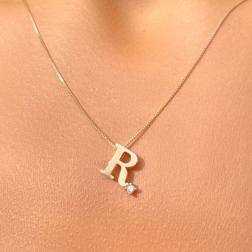 Colar letra r zircônia branca banho de ouro 18k