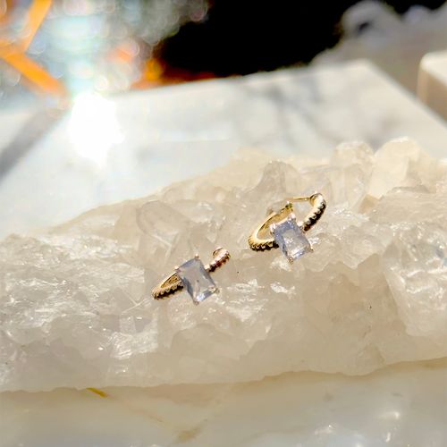 Brinco argola pequena retângulo de cristal tanzanita banho de ouro 18k