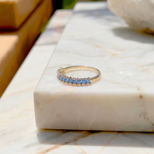 Meia-aliança cristal topázio azul quadrados banho de ouro 18k